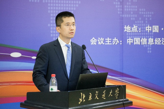 F:\2016中国信息经济学会\会议照片\照片by师姐\照片\20日\乌家培奖获奖报告1.jpg